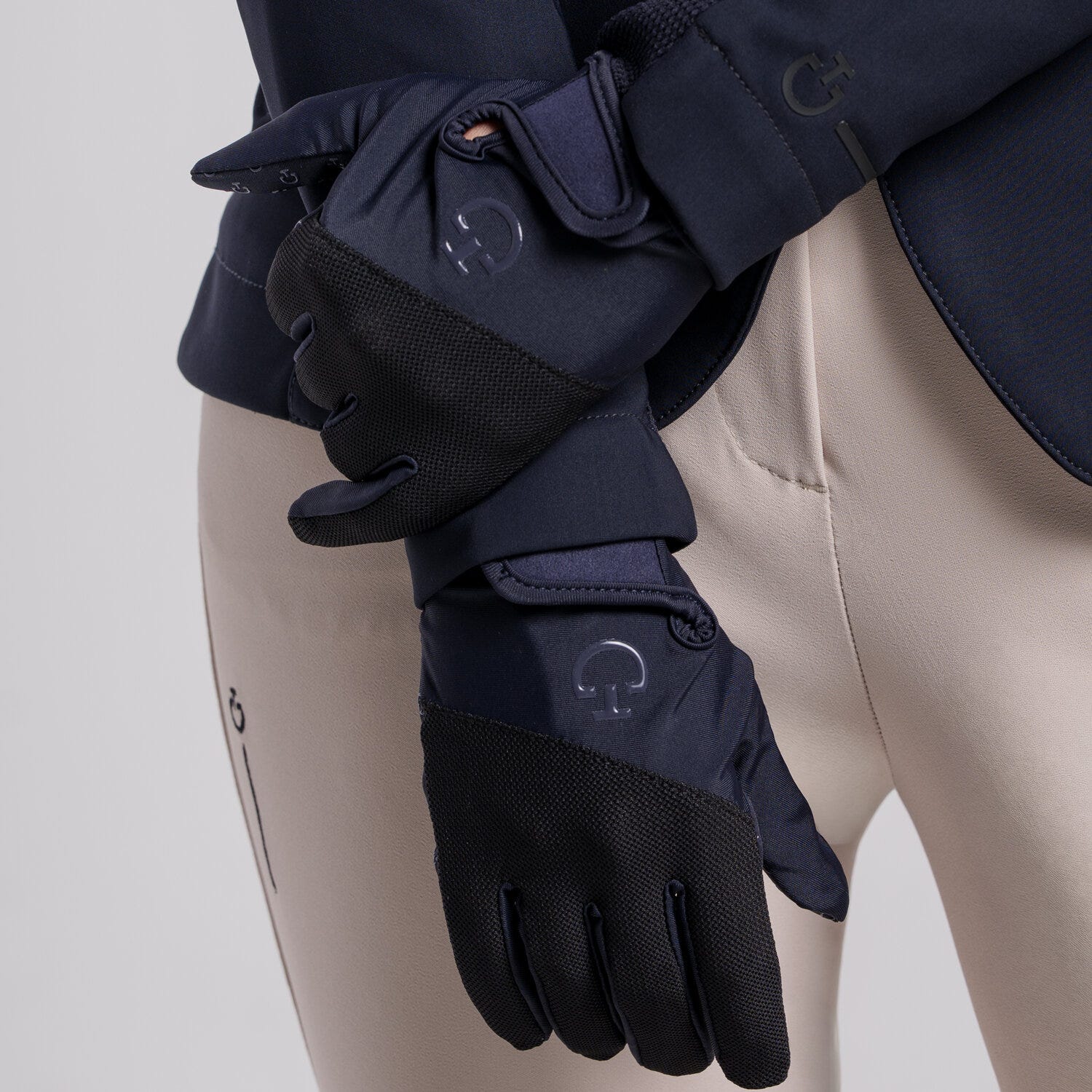 Technical grip gloves
